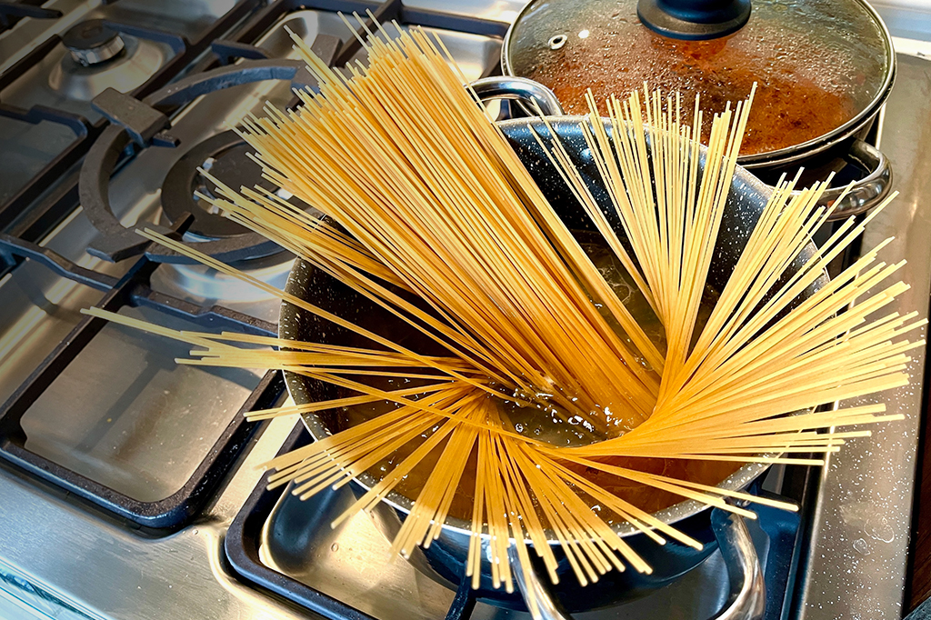 A dica do vencedor do Nobel de Física para cozinhar macarrão