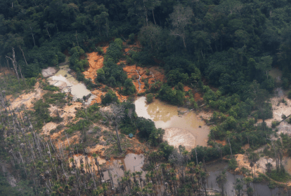 Áreas de garimpo ilegal na Terra Indígena Yanomami vistas em sobrevoo ao longo do rio Mucajaí.