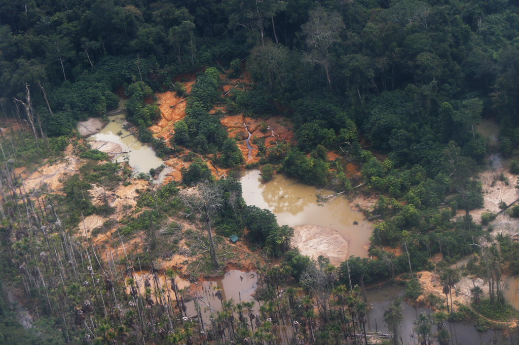 Áreas de garimpo ilegal na Terra Indígena Yanomami vistas em sobrevoo ao longo do rio Mucajaí.