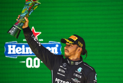 Foto de Lewis Hamilton segurando um troféu.