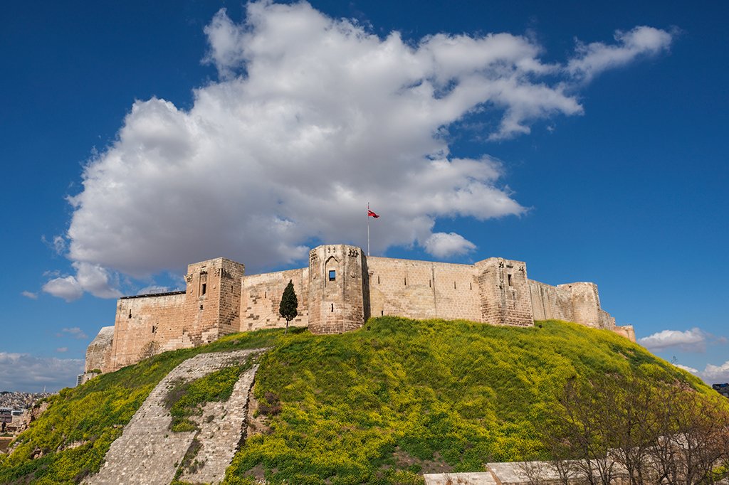 SI_gaziantep3_site O Castelo Gaziantep antes da destruição causada pelo terremoto, em um dia ensolarado, com céu azul.