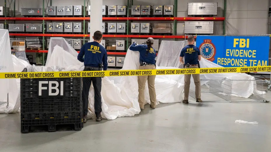 agentes do fbi observam destroços de balão chinês.