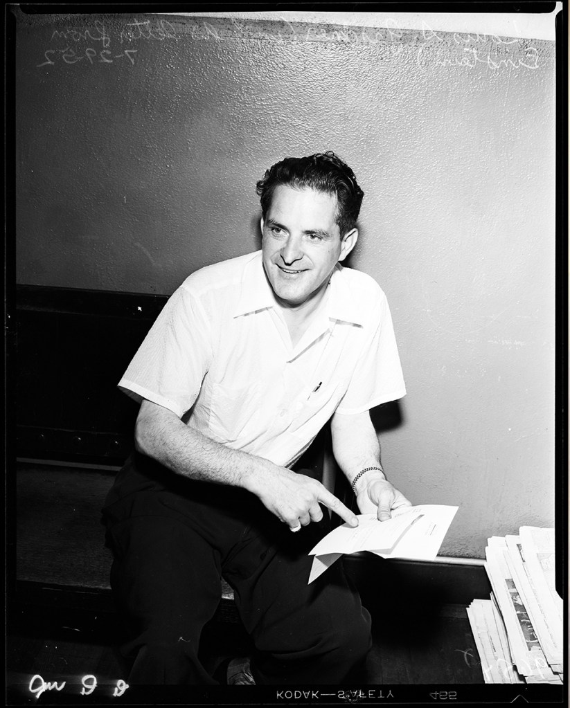 Foto de Louis Gardner segurando a carta de Einstein.