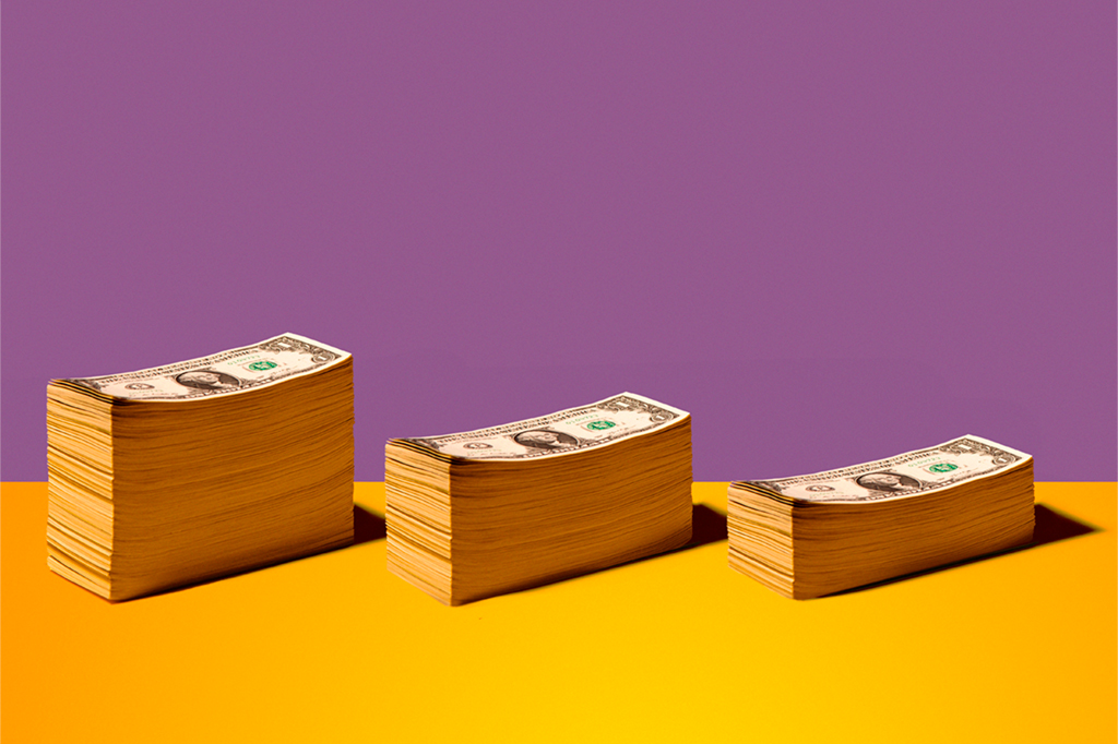 Pilhas de notas de dólar americano em ordem decrescente