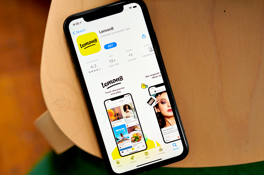 Imagem de um celular com o aplicativo Lemon8 aberto para download.