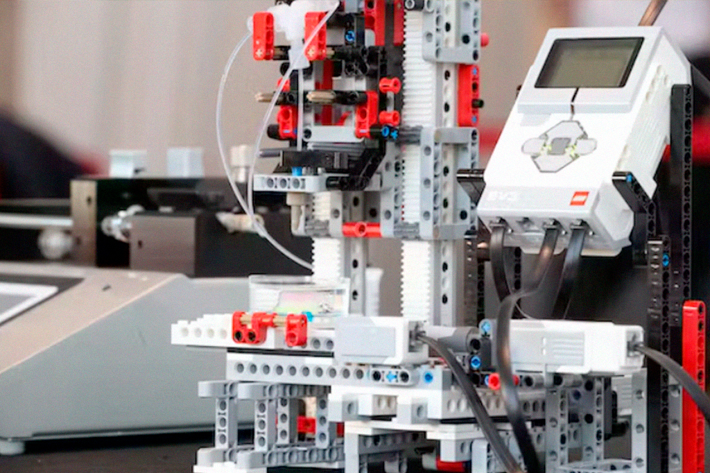 0427_lego_layout_site2 Foto da bioimpressora 3D construída a partir de Lego e Lego Mindstorms.
