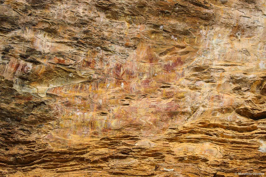 Paredão com pinturas rupestres na Trilha do Sumidouro.