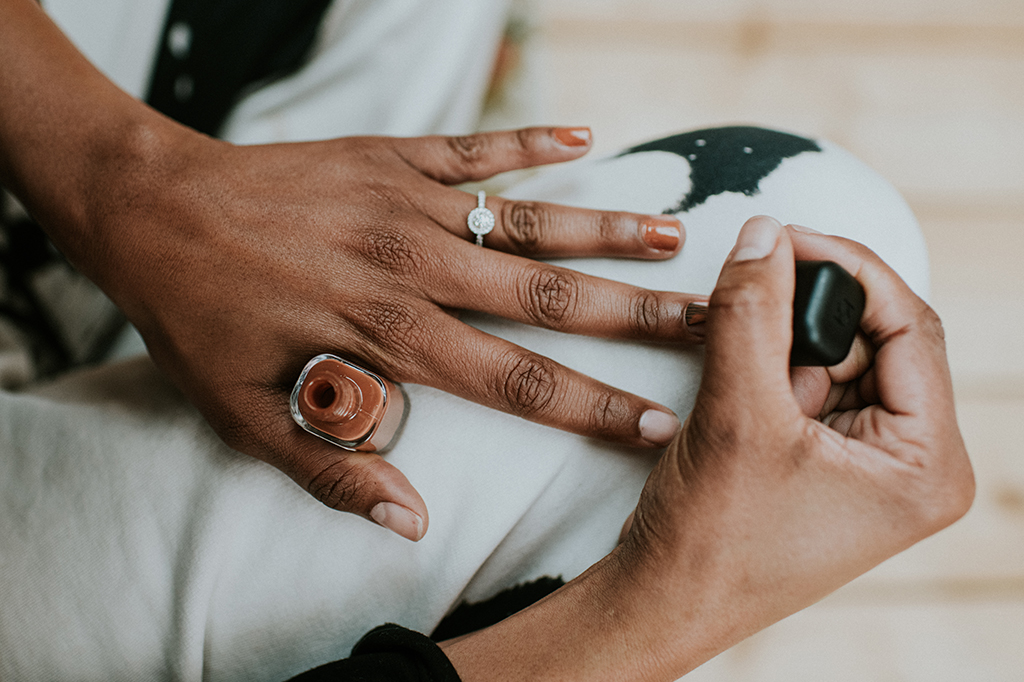 Onde surgiu o hábito de pintar as unhas, e qual foi o primeiro esmalte?