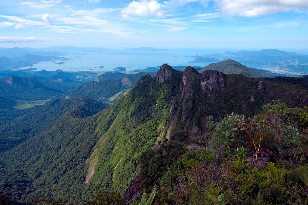 Vista de Paraty e Angra dos Reis.