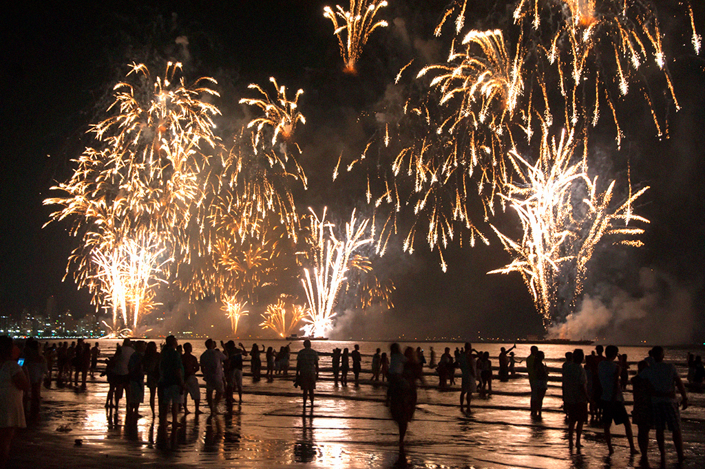 Os primeiros fogos de artifício eram bolsões de ar estourando em caules de bambu