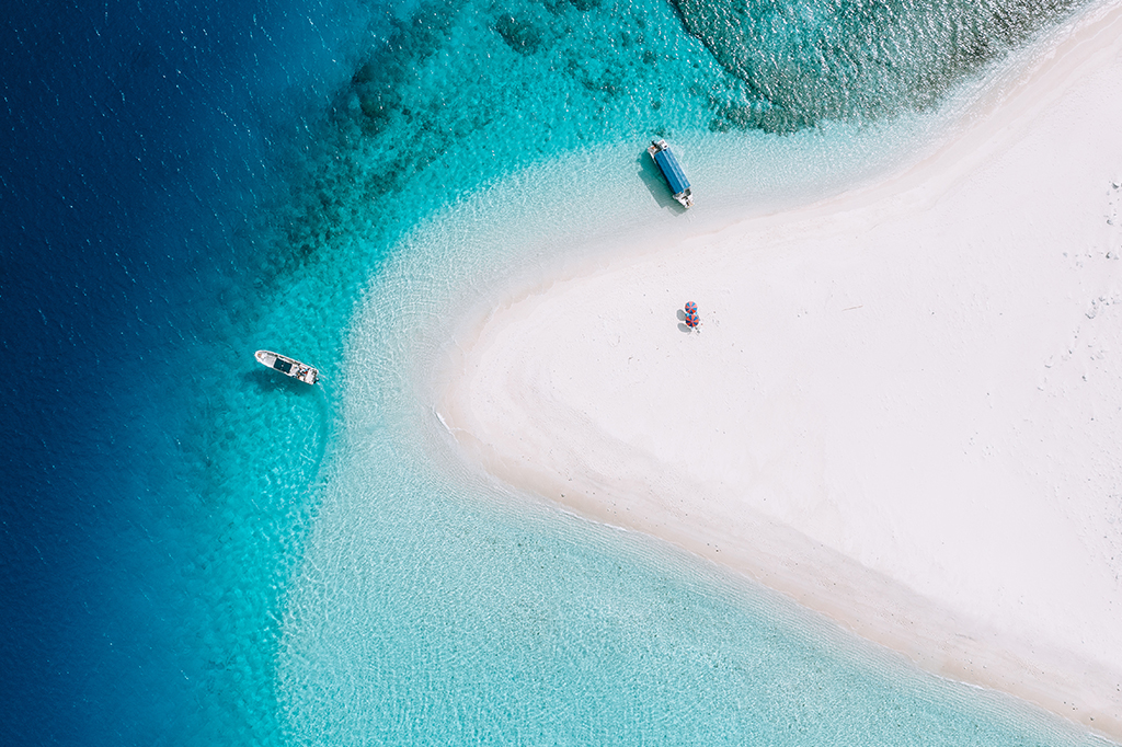Foto aérea de uma praia.