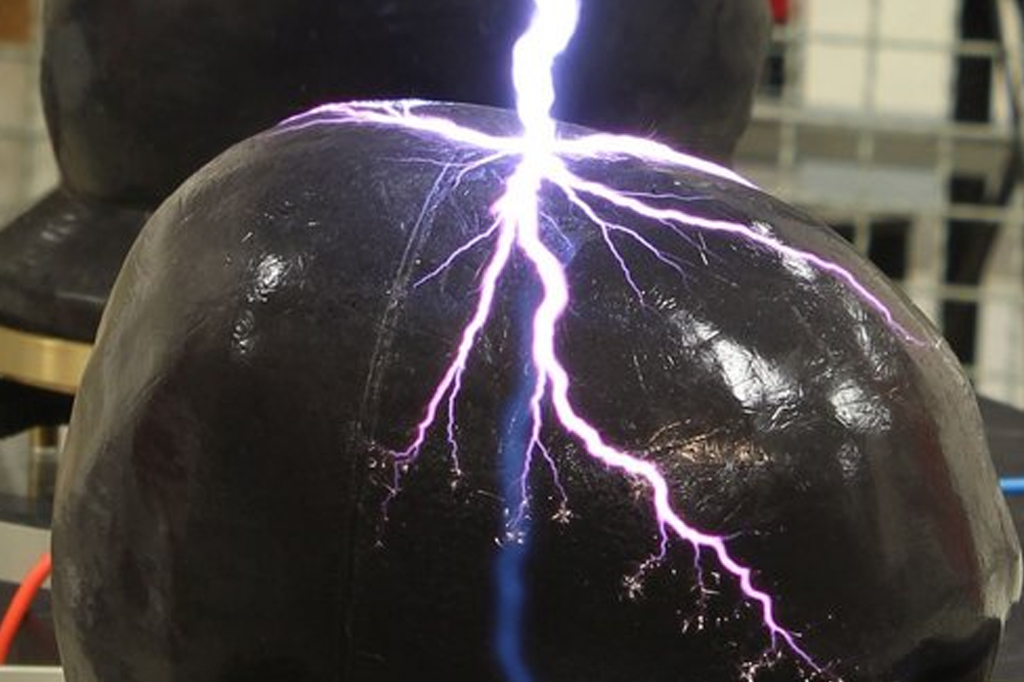 Longa exposição de um experimento com descarga flash em uma cabeça artificial.