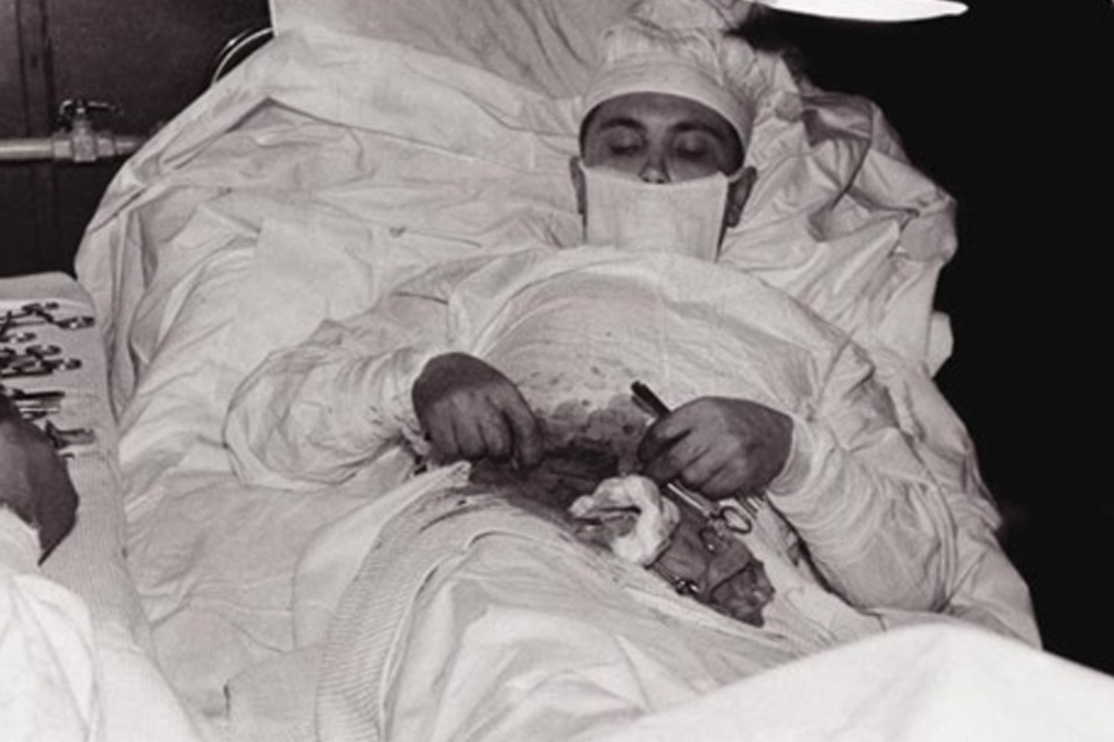 3003-medico-expedicao-antartica-super-site Autooperação de Leonid Rogozov durante expedição na Antártica.
