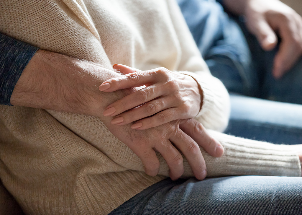 Toque físico realmente tem benefícios para saúde, mostra estudo