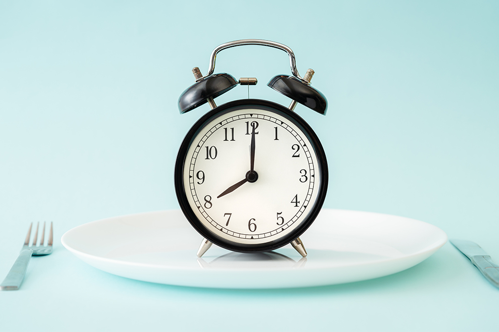 “Jejum intermitente aumenta risco de infarto”. Não é bem assim…