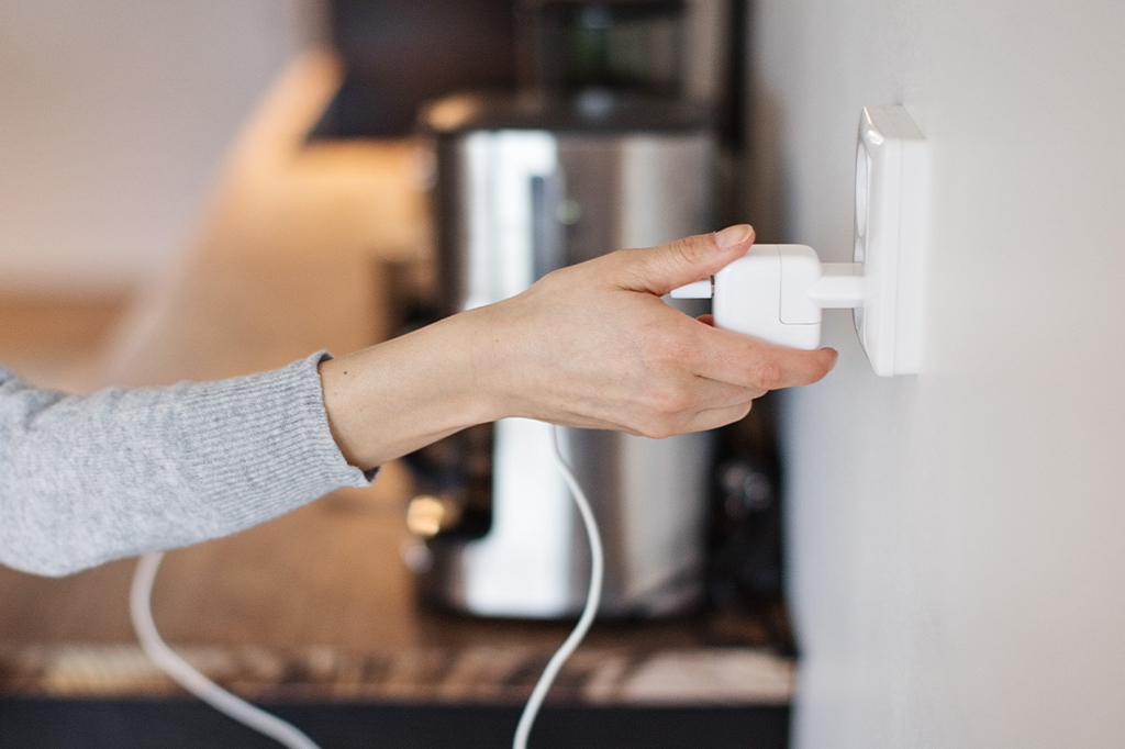 Devo tirar os eletrodomésticos da tomada quando não estou usando?