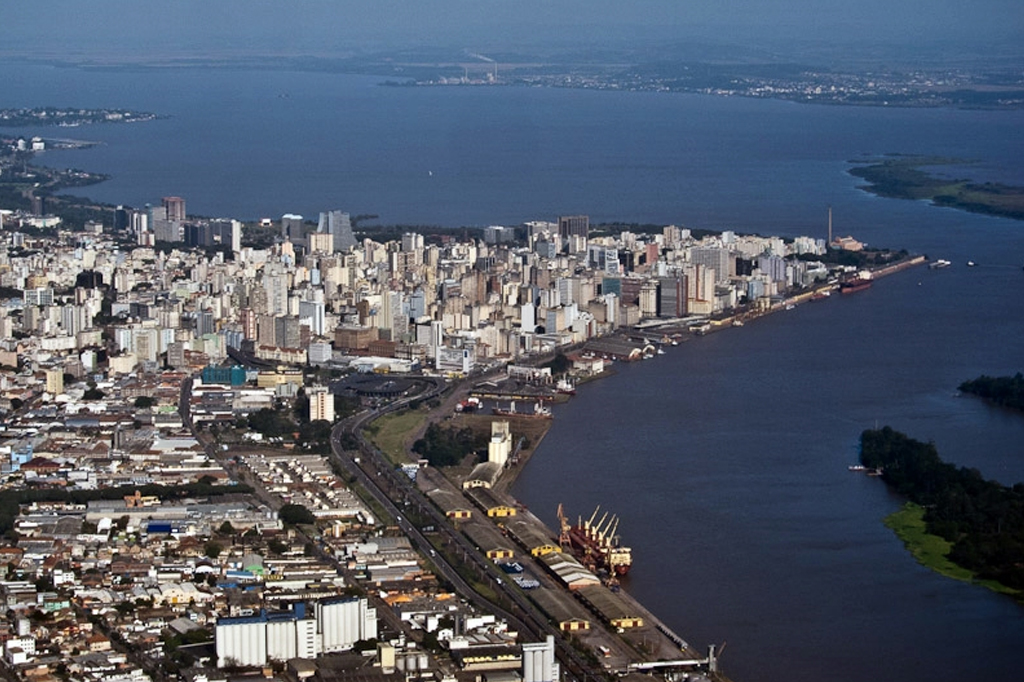Vista aérea da extensão do lago Guaíba, em Porto Alegre.