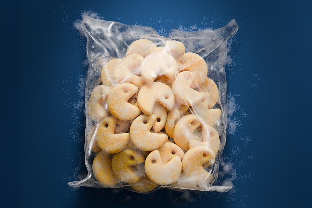 Ilustração 3D de batatas congeladas em formato de Pac-Man dentro de um saco transparente.