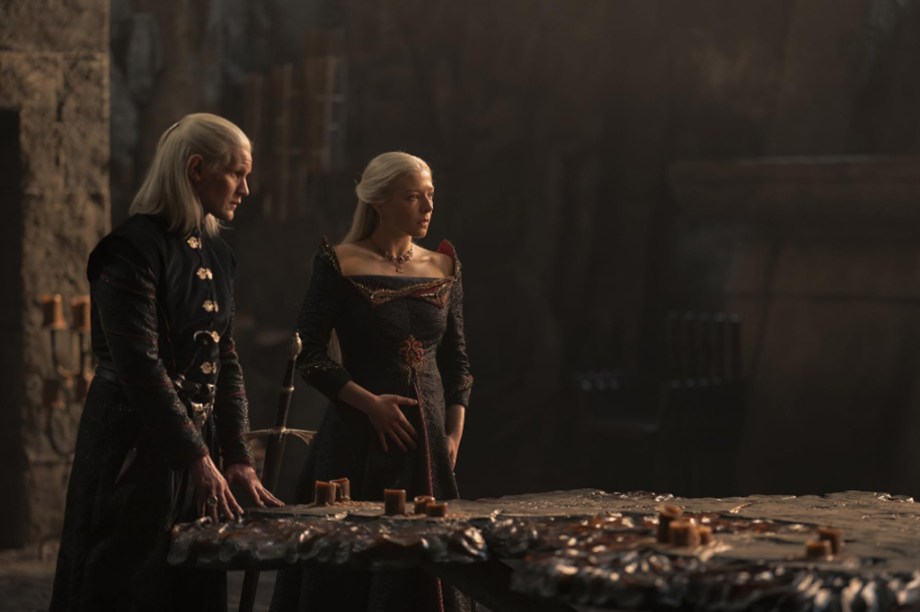 A princesa e herdeira Rhaenyra Targaryen, na versão adulta, ao lado do seu tio e posteriormente marido, Daemon Targaryen.