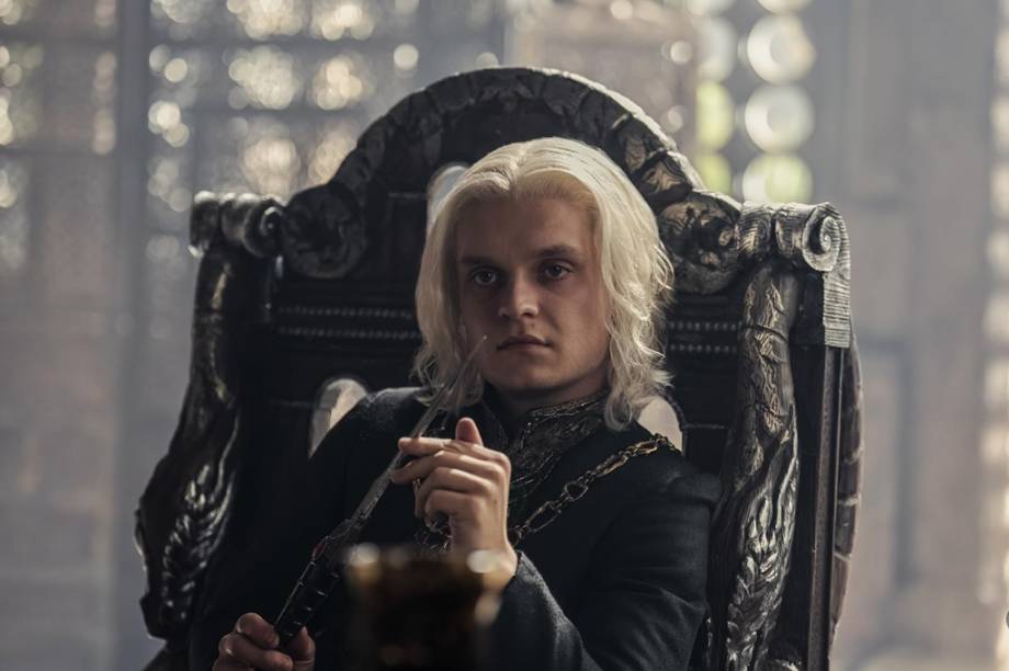Aegon Targaryen, filho mais velho de Alicent Hightower e coroado rei no final da primeira temporada. Aegon Targaryen, filho mais velho de Alicent Hightower e coroado rei no final da primeira temporada.