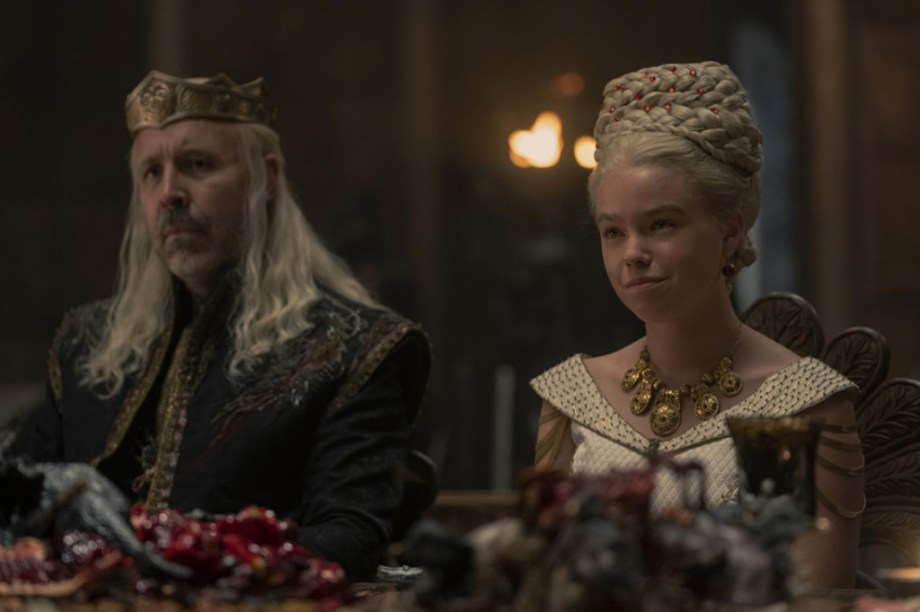 O rei Viserys Targaryen e sua filha, Rhaenyra, na versão jovem.