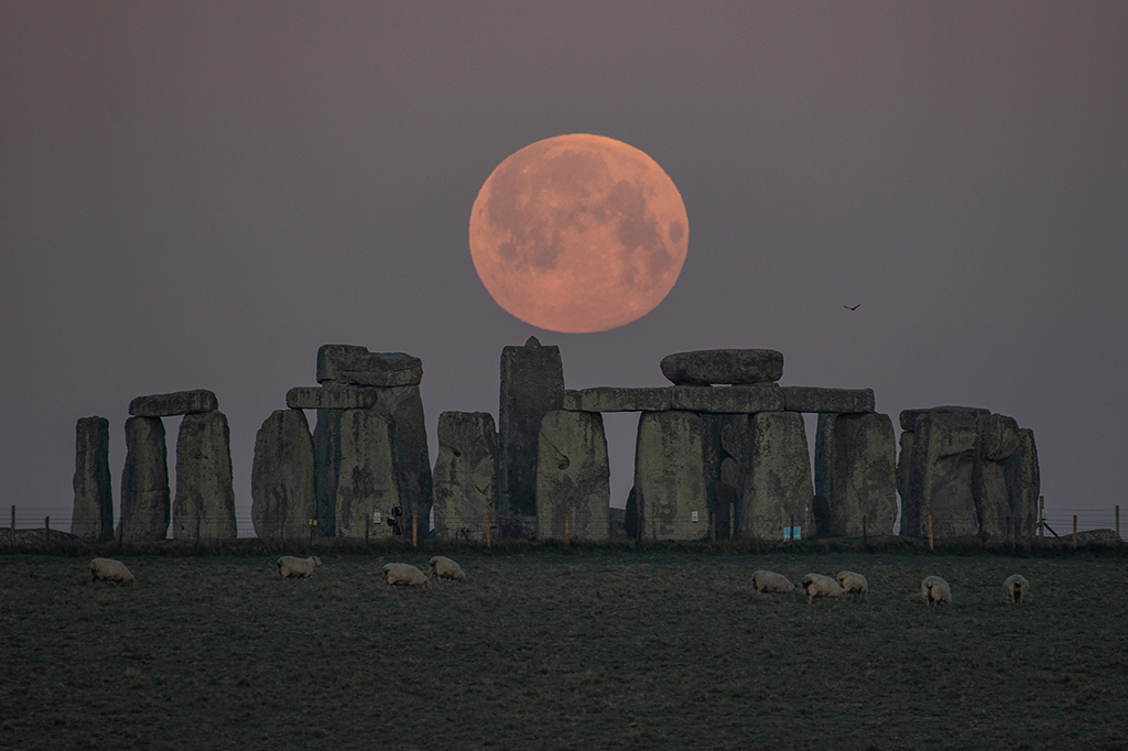 Lua acima de Stonehenge, na Inglaterra.