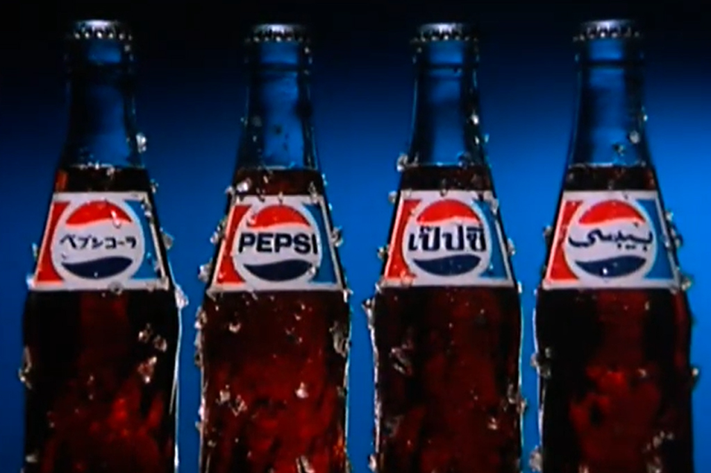 Quatro garrafas de Pepsi.