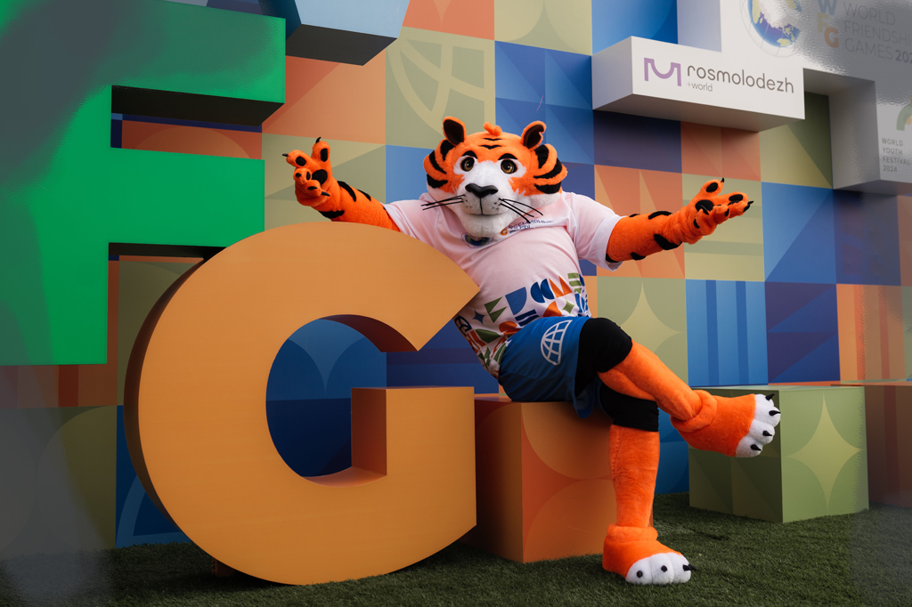 Mascote de tigre em um cenário colorido.