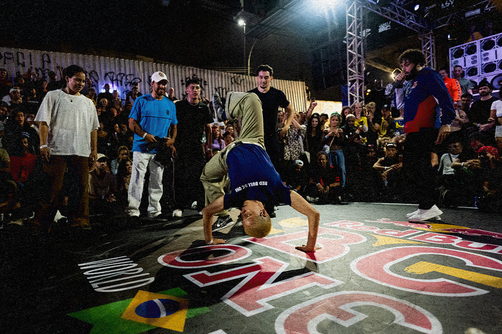 A B-girl Maia se apresentando na Brazil & Latam Exhibition Battle durante a festa de lançamento da final mundial do Red Bull BC One no Viaduto de Madureira no Rio de Janeiro.