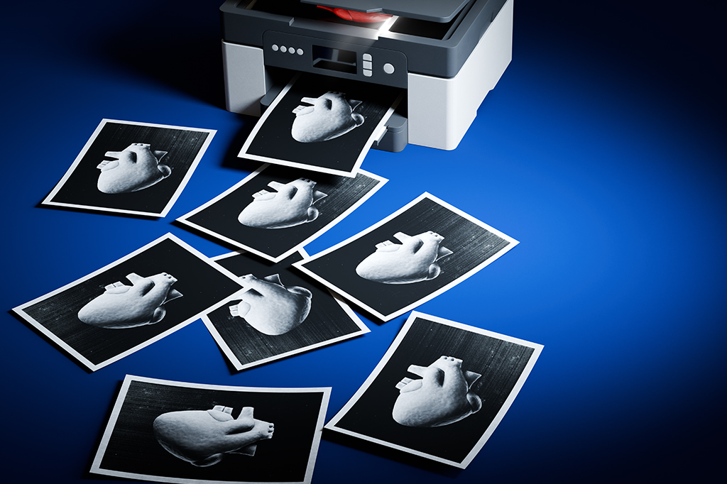 Uma copiadora imprimindo várias imagens de um coração anatômico, e dentro do escaner vê-se ele sendo escaneado.