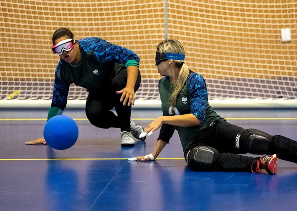 Atletas paral&iacute;mpicos de goalball.