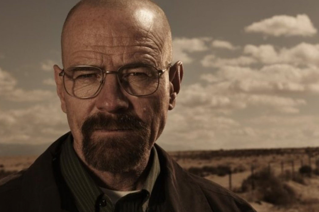 Cena da s&eacute;rie Breaking Bad com o personagem White Walter olhando para a c&acirc;mera