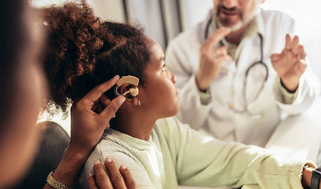 Uma pessoa surda fica necessariamente muda?