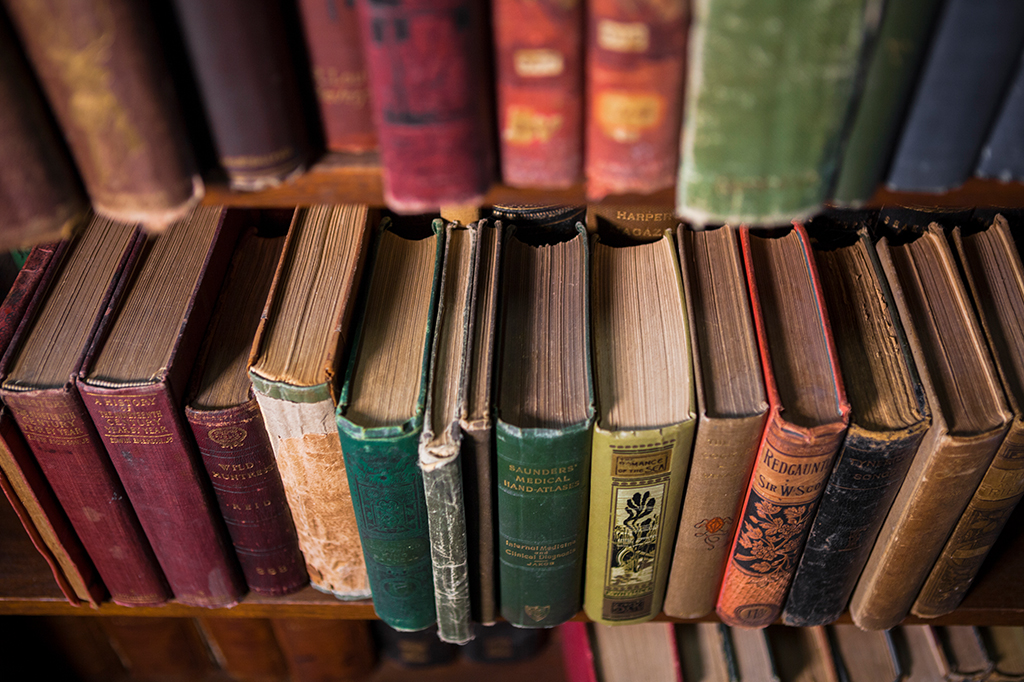 Tintas tóxicas em livros antigos ainda podem oferecer riscos aos leitores