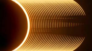 Esta imagem H-alfa do Sol apresenta a silhueta da Estação Espacial Internacional transitando pelo limbo solar oriental. Cruzando o campo de visão em apenas 0,2 segundos, os trânsitos do Sol na ISS são particularmente raros a partir de qualquer local da Terra. O sol estava ativo e um destaque pode ser visto logo ao lado do local de trânsito da estação