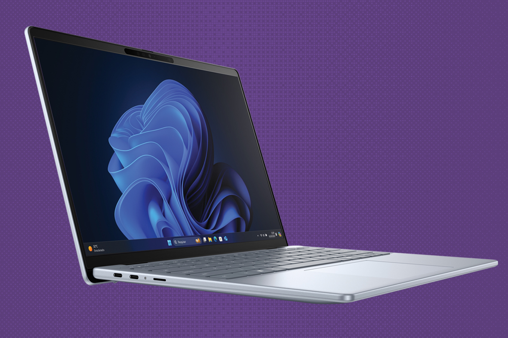 Imagem com notebooks Dell Inspiron 14 Plus em um fundo roxo.