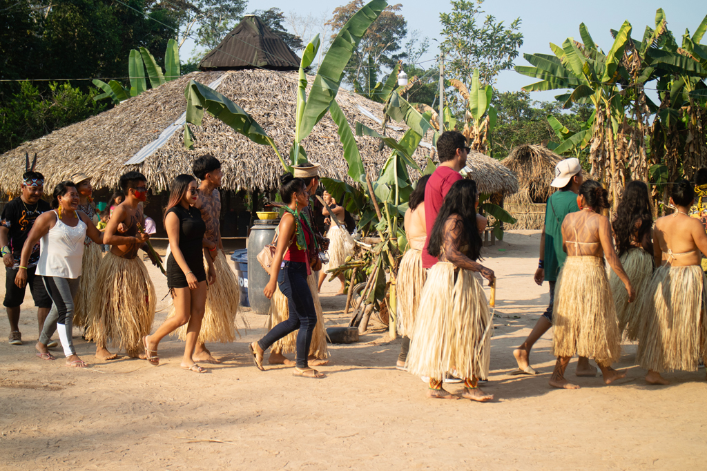 Foto de turistas participando dos festivais Huni Kuin em Feij&oacute;, no Acre.