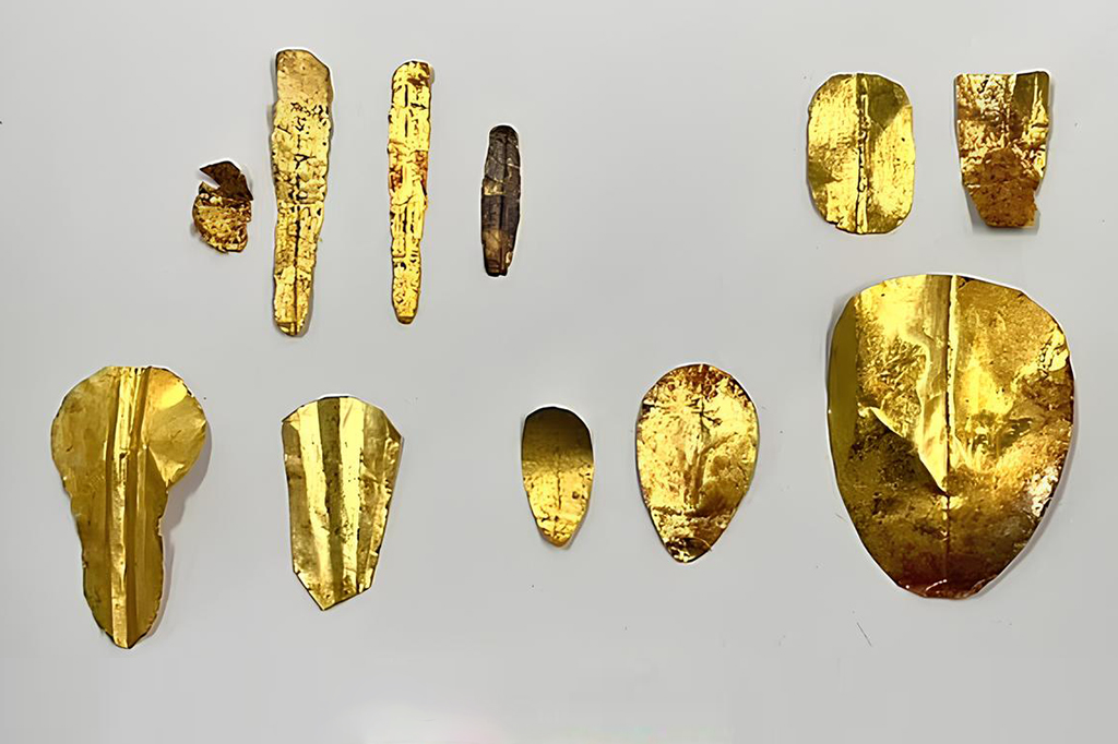 Arqueólogos encontram múmias do Egito Antigo com línguas e unhas de ouro