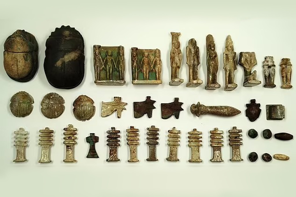 Fotos doa outros artefatos “de grande valor”, amuletos e estatuetas de divindades.