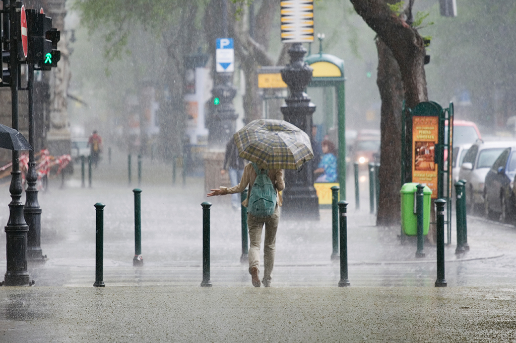 Não: pegar chuva ou “friagem” não causa resfriado e gripe. Só o vírus faz isso