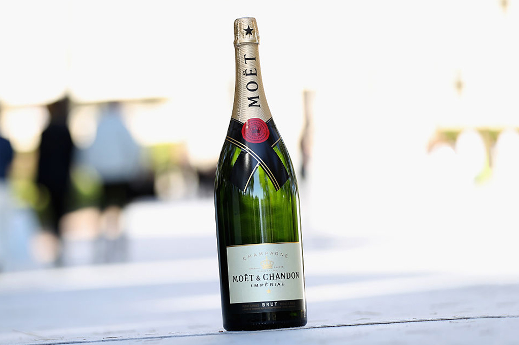 Imagem de uma garrafa de Mo&euml;t & Chandon em fundo desfocado.