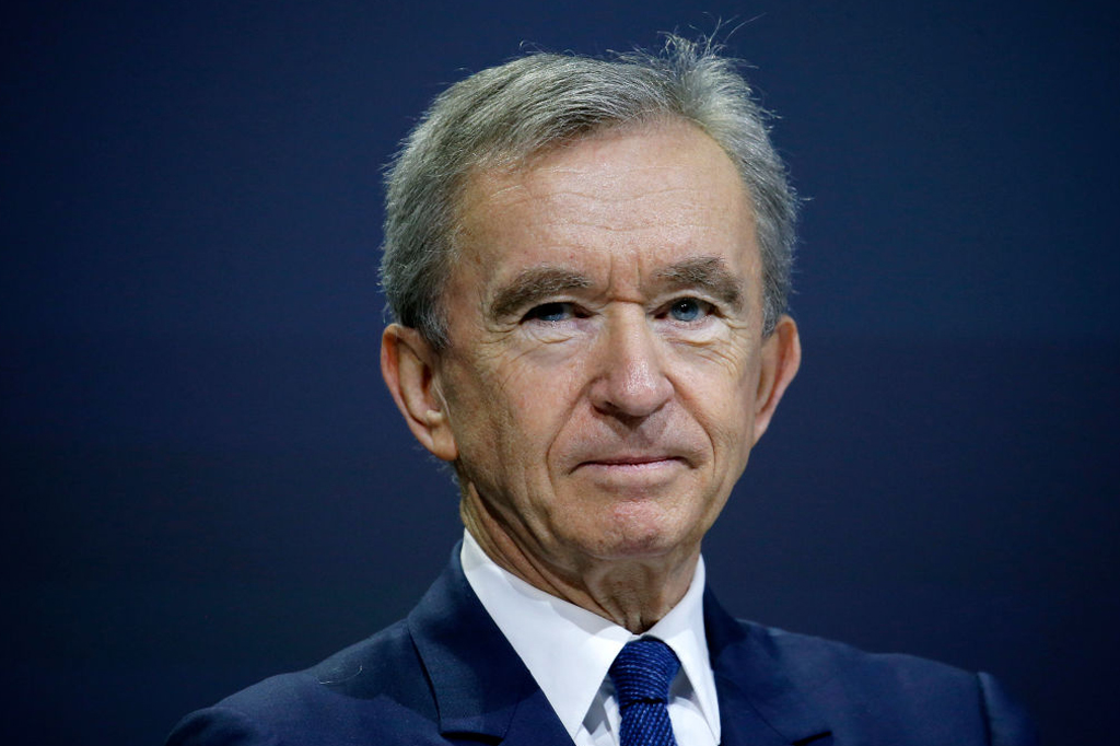 Imagem de Bernard Arnault, usando terno azul marinho.