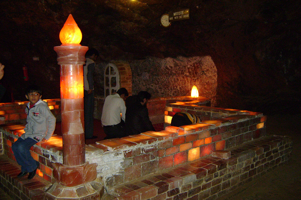 Fotografia da mesquita que foi constru&iacute;da dentro das minas de sal.