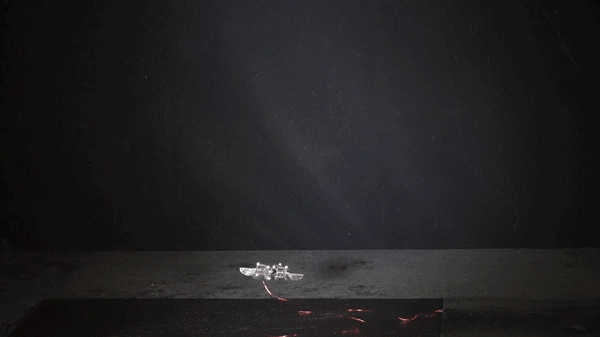 1302_Inedita-MIT_2 Gif de um mosquito-robô voando.