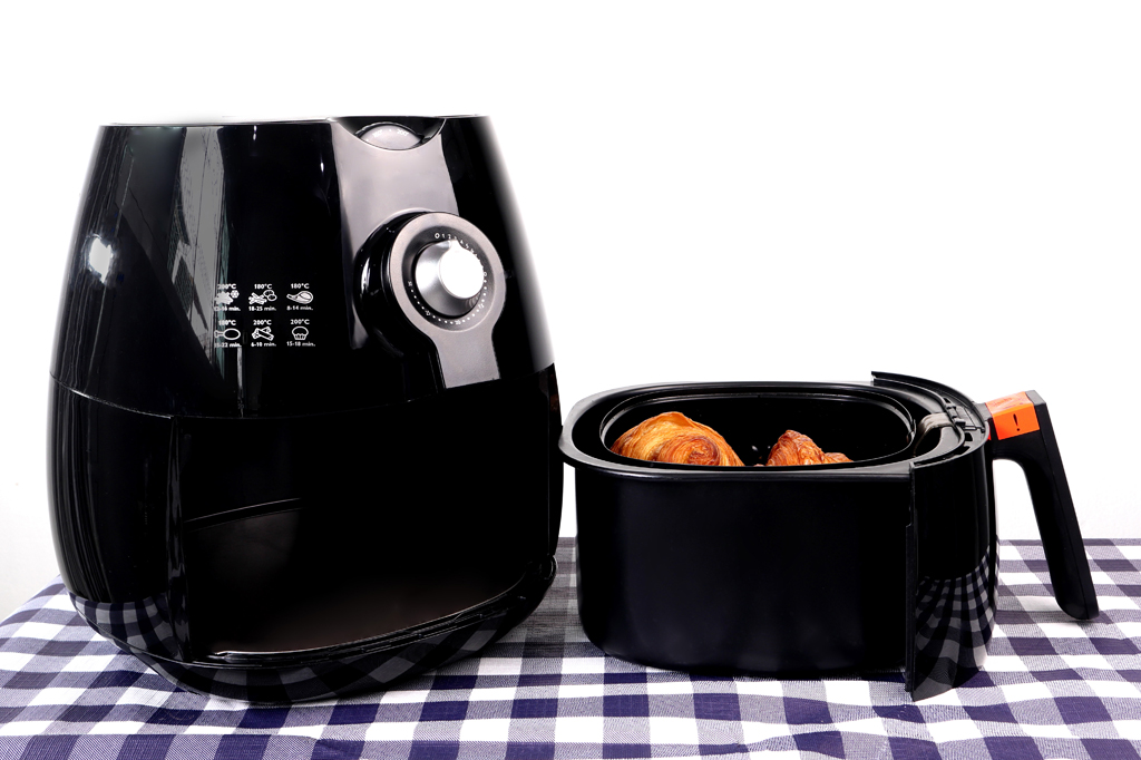 Como o cronômetro da air fryer funciona mesmo com ela fora da tomada?