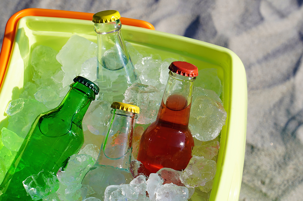 Colocar sal no gelo faz as bebidas gelarem mais rápido?