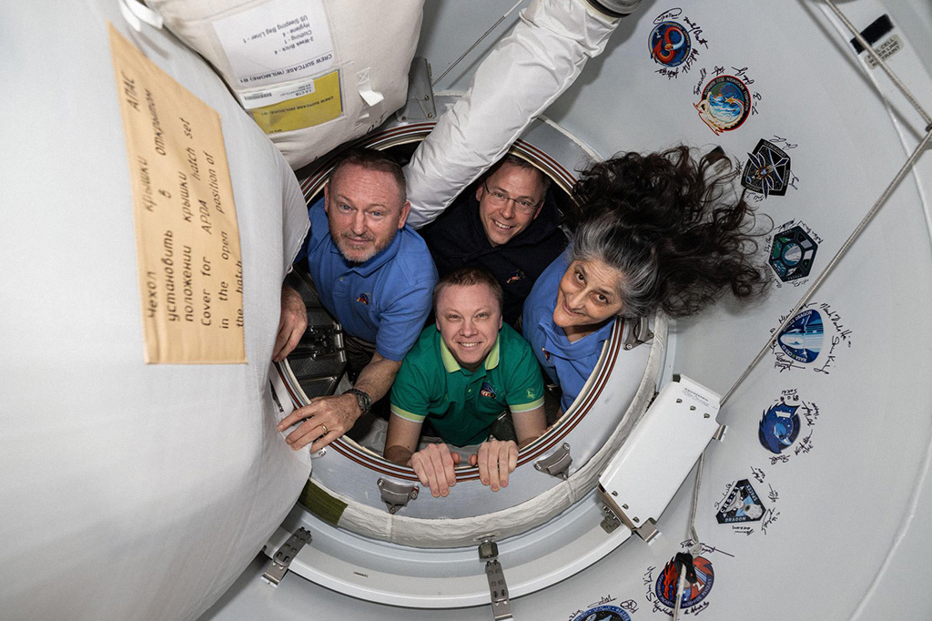 Como acompanhar ao vivo a volta dos astronautas que estão no espaço há 9 meses