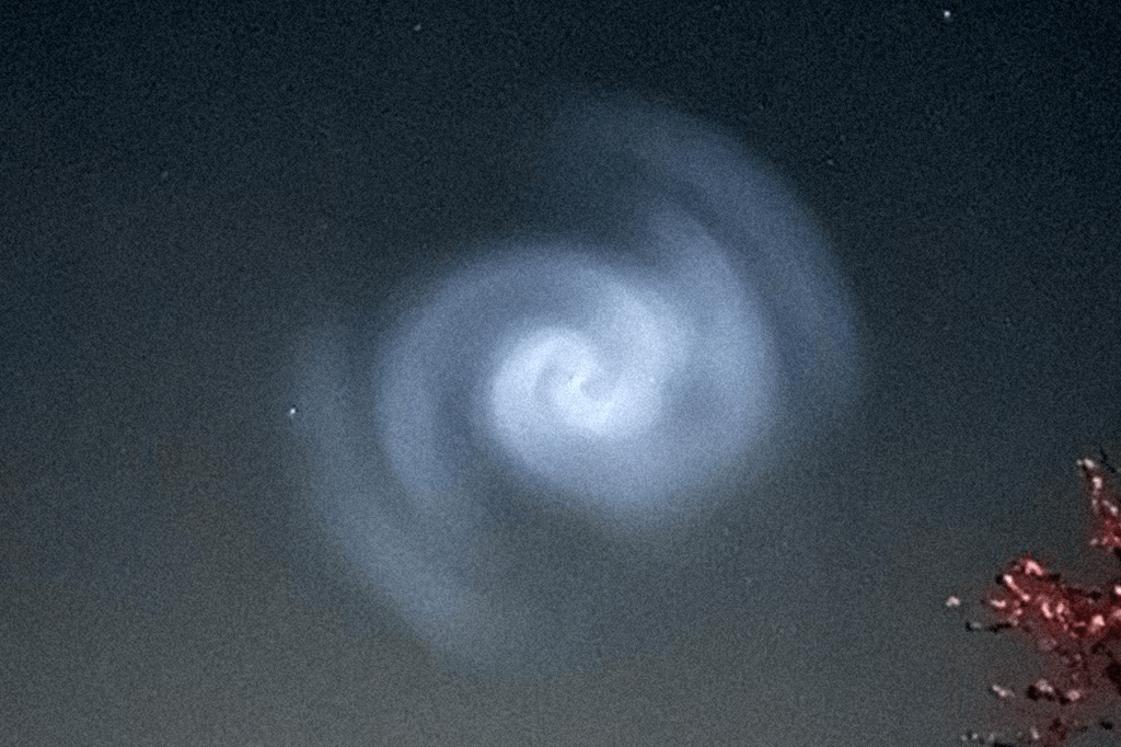 Luz azul em formato espiral aparece no céu da Europa; veja explicação científica