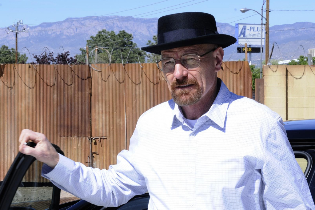 Imagem de um homem de cavanhaque, usando &oacute;culos e chap&eacute;u.