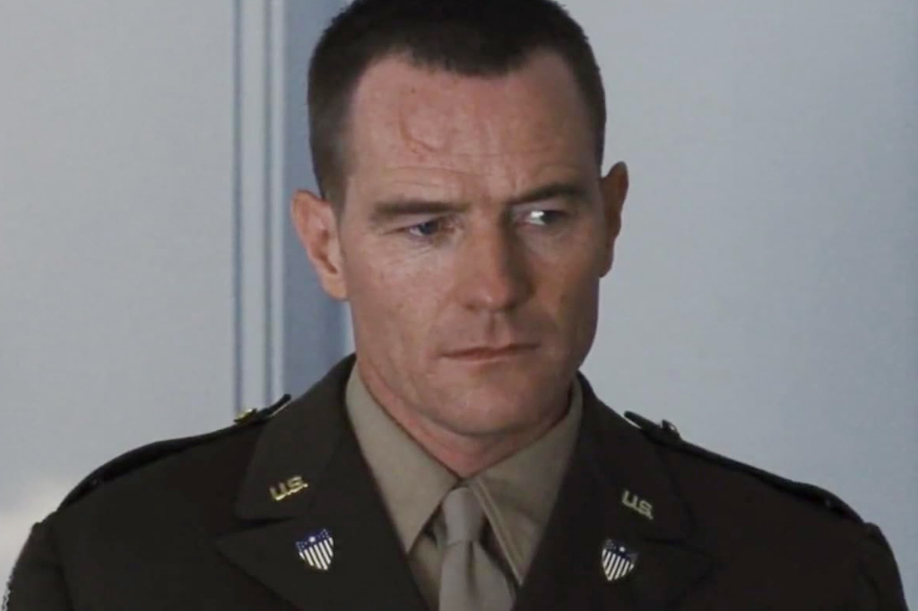 Imagem de um homem com semblante preocupado vestindo um uniforme militar.